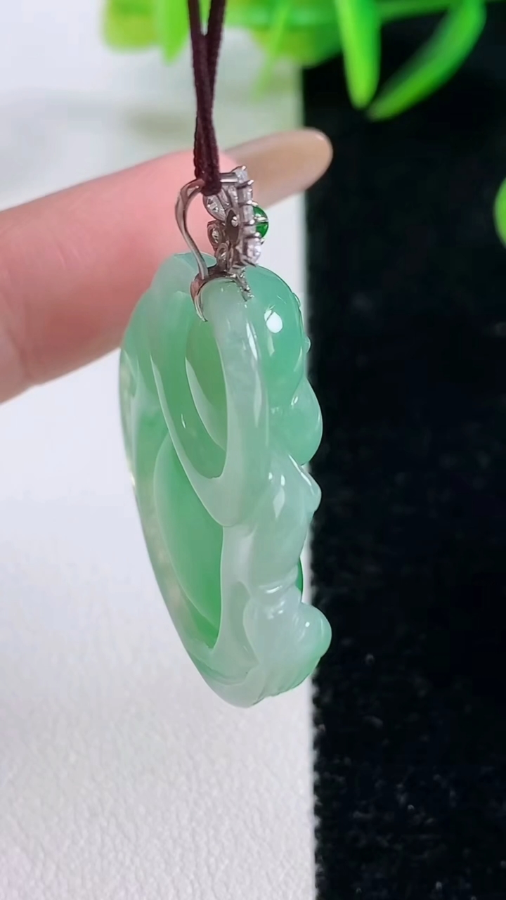 天然A货翡翠佛公吊坠，尺寸29.5-32.4-7.5，重量:11.17g
11月26日