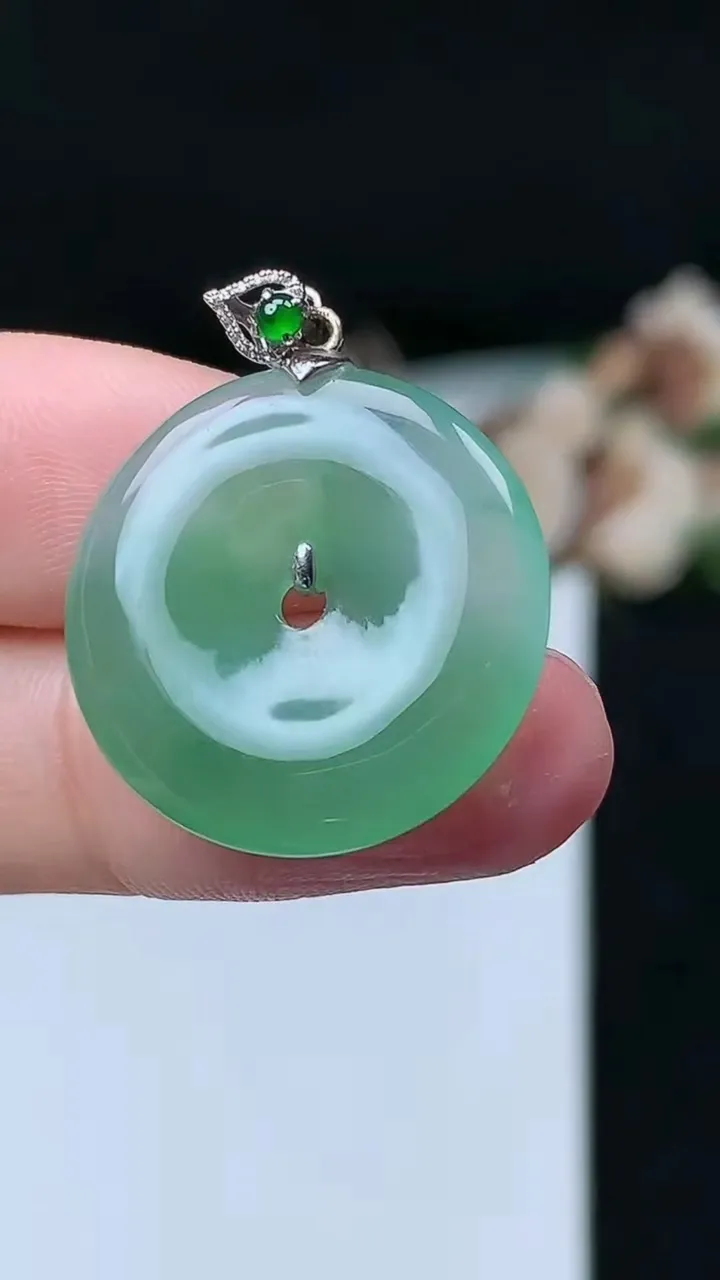 天然A货翡翠平安扣吊坠，尺寸21.6-3.7，重量:4.00g
11月26日