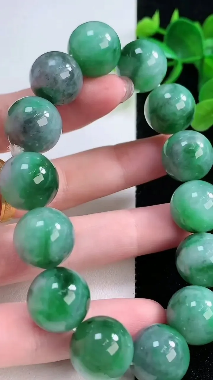 天然A货翡翠圆珠手串，尺寸15-14颗，重量:84.36g11月26日
工厂直销收藏佳品,种好水足，色泽均匀，有种有色，上手高大气！
