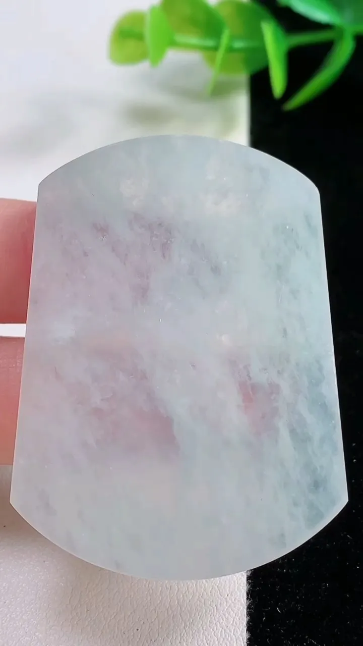 天然A货翡翠无事牌镶嵌件，尺寸52-39-3.6，重量:22.20g
11月26日