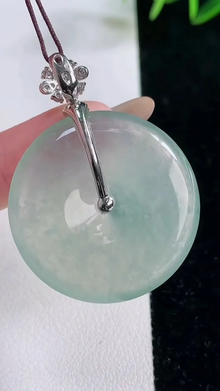 天然A货翡翠平安扣吊坠，尺寸33.2-6，重量:16.17g
11月26日