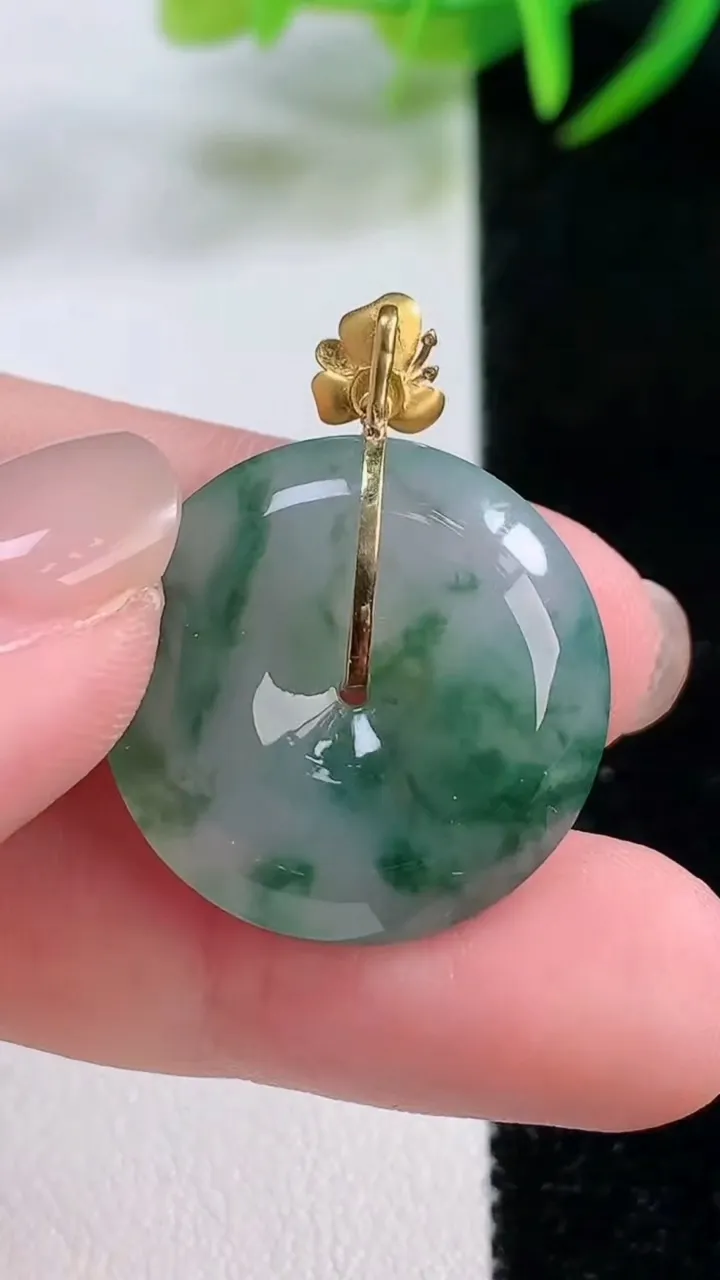 天然A货翡翠种飘花平安扣吊坠，尺寸22.8-5.6，重量:6.80g
11月26日