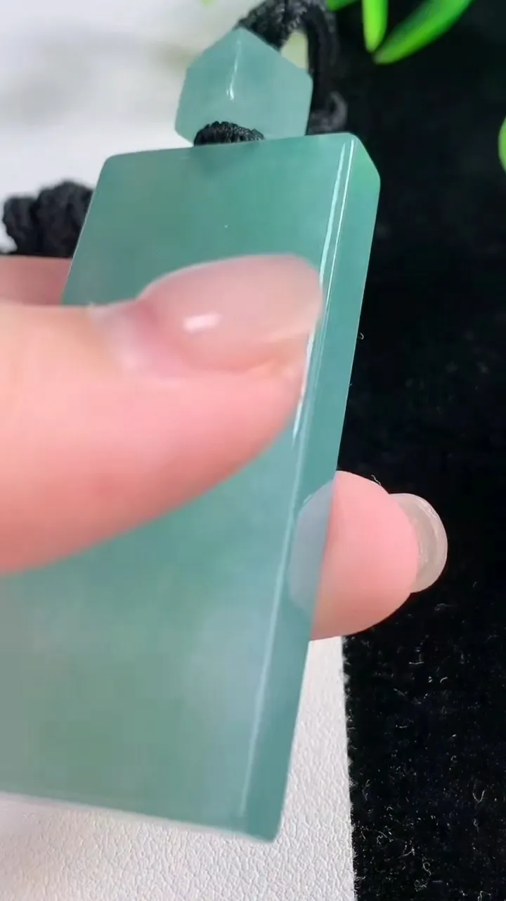 天然A货翡翠无事牌吊坠，尺寸55.728.3-7.5，重量:41.80g
11月26日