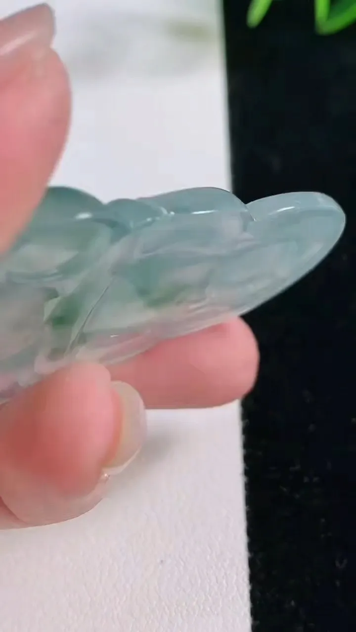 天然A货翡翠种飘花观音菩萨吊坠，尺寸52-35.2-5.7，重量:18.14g
11月26日