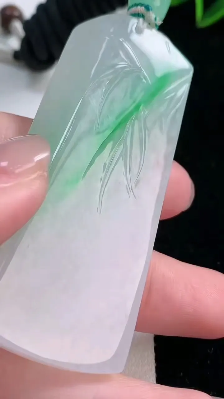 天然A货翡翠观音菩萨吊坠，尺寸65.7-28.2-15.4，重量:46.81g
11月26日