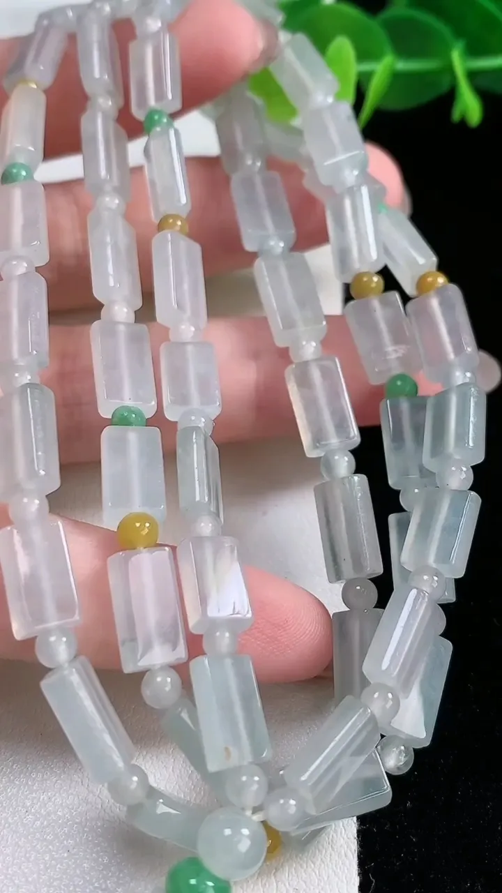 天然A货翡翠种飘花无事牌项链，尺寸10.3-6.2-3.3-53颗，重:37.38g11月26日
工