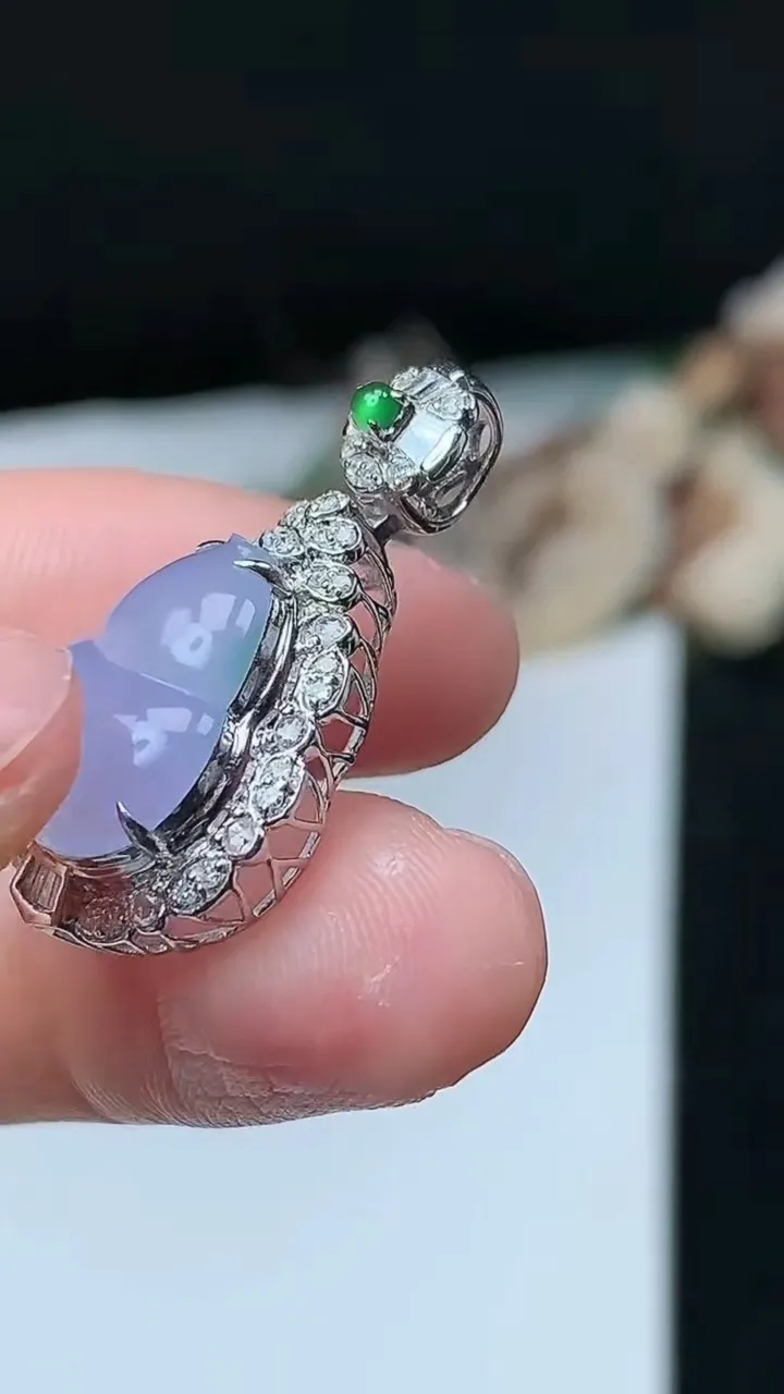 天然A货翡翠紫罗兰葫芦吊坠，尺寸27.3-15.6-8.8，裸石13.9-11.8，重量:3.12g
11月26日1.8，重量:3.12g