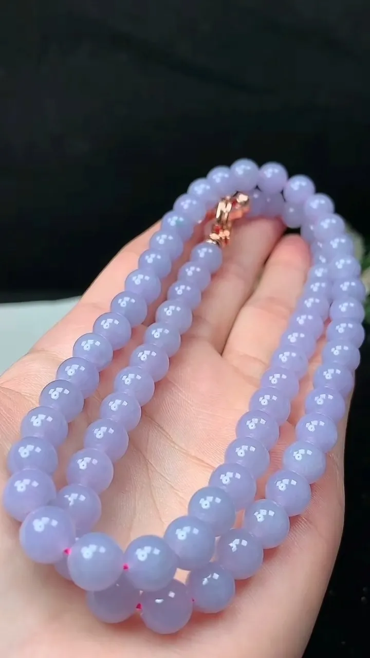 天然A货翡翠紫罗兰圆珠项链，尺寸8.2-70颗，重量:65.64g11月26日
工厂直销收藏佳品,种好水足，色泽均匀，有种有色，上手高大气！