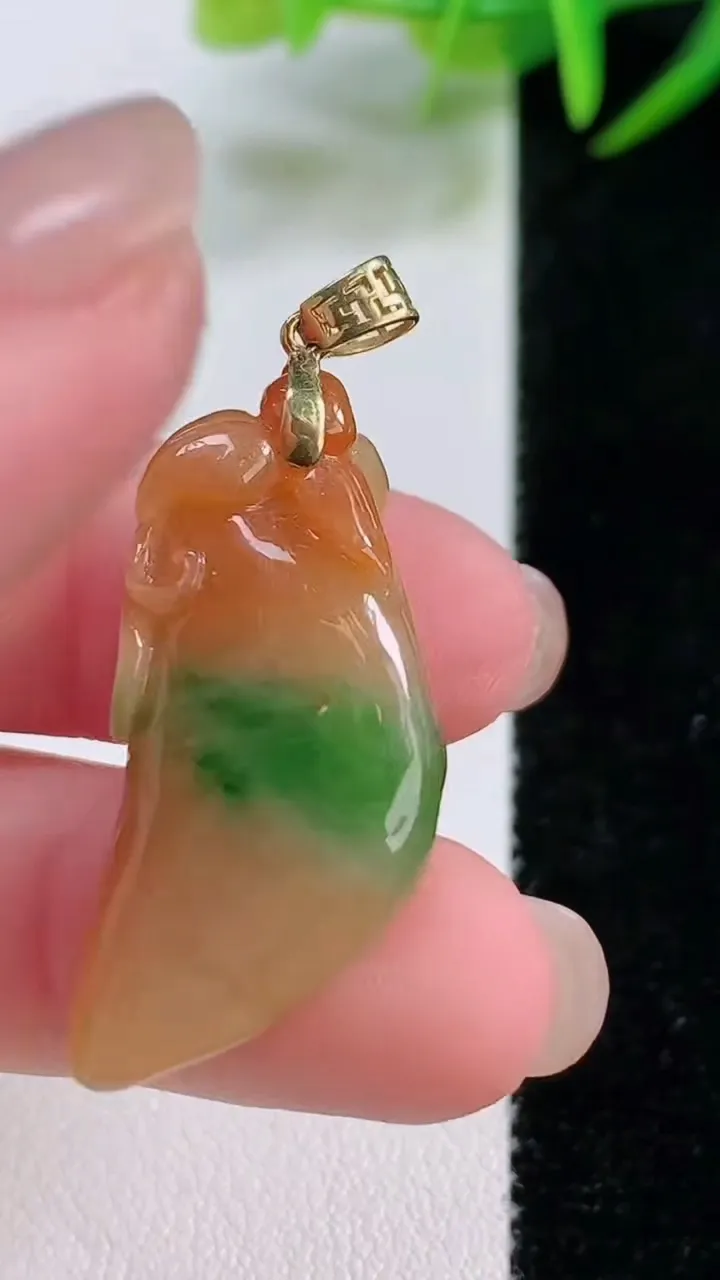 天然A货翡翠18K金双彩福瓜吊坠，尺寸32.2-14.4-12，重量:8.90g
11月26日