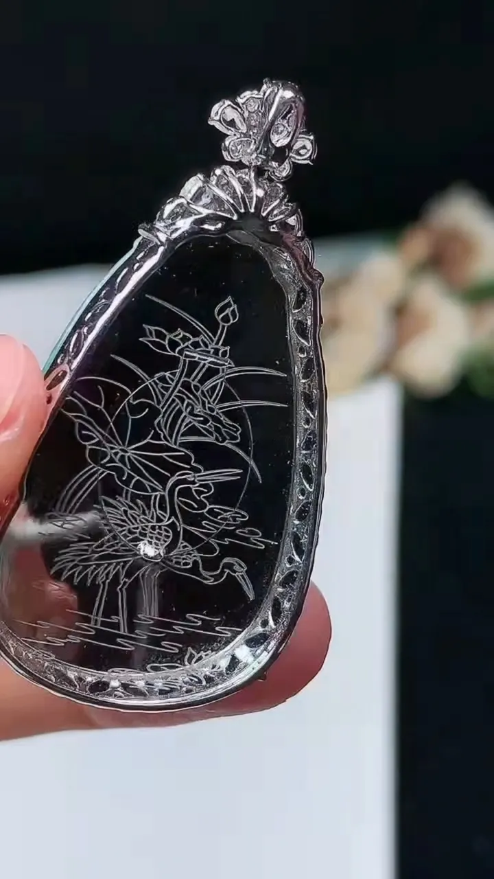 天然A货翡翠如意吊坠，尺寸35.4-23.8-8.5，重量:12.58g
11月26日