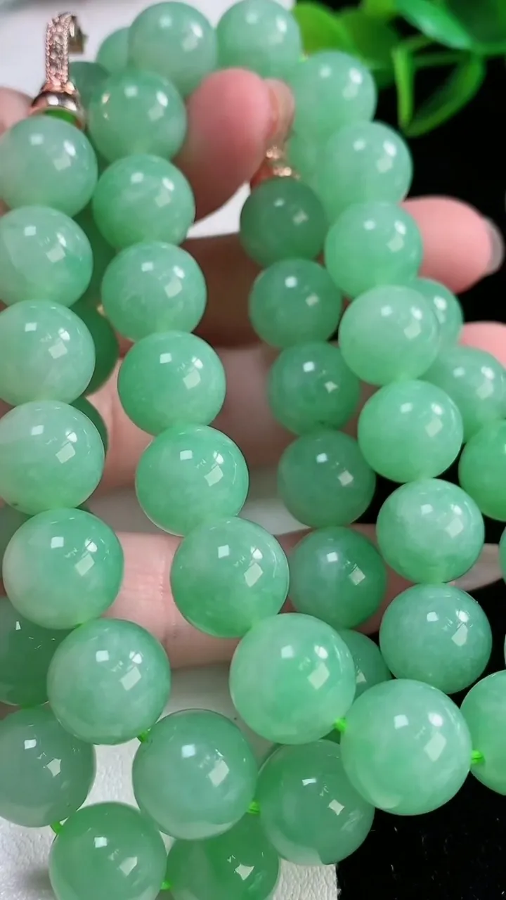 天然A货翡翠圆珠项链，尺寸11.3-54颗，重量:142.28g11月26日
工厂直销收藏佳品,种好水足，色泽均匀，有种有色，上手高大气！