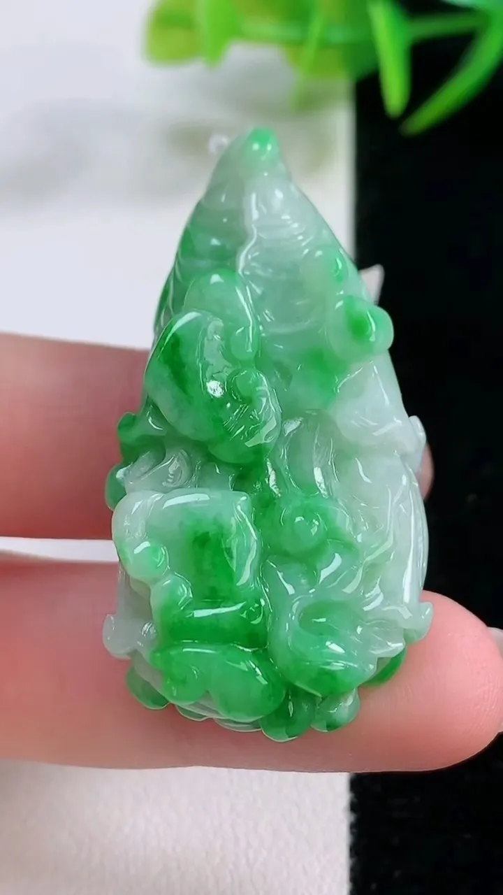 天然A货翡翠白菜吊坠，尺寸46.6-21.8-12.2，重量:22.52g
11月26日