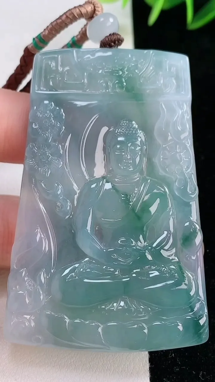 天然A货翡翠种飘花大日如来吊坠，尺寸63.6-40-5.1，重量:41.98g
11月26日
