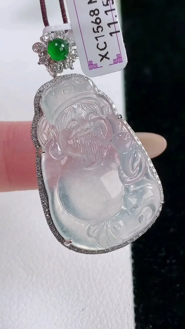 天然A货翡翠种白冰财神爷吊坠，尺寸40.5-21.6-7.7，裸石30-19.6重量:6.89g
1