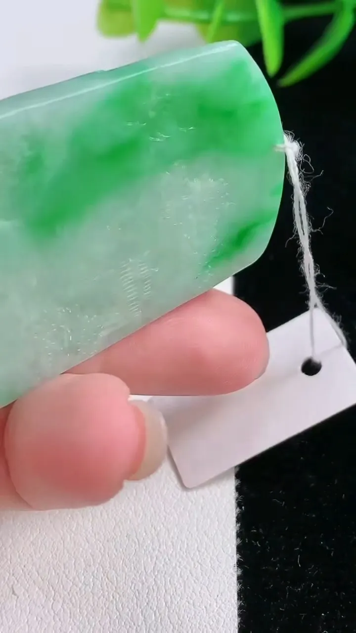 天然A货翡翠山水牌吊坠，尺寸51.8-33.3-5.6，重量:21.71g
11月26日