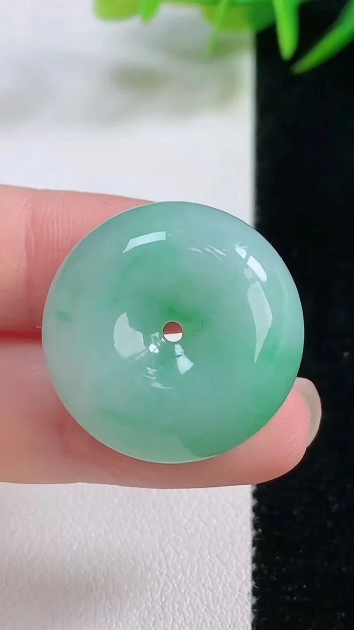 天然A货翡翠平安扣吊坠，尺寸25.5-10.4，重量:14.99g
11月26日