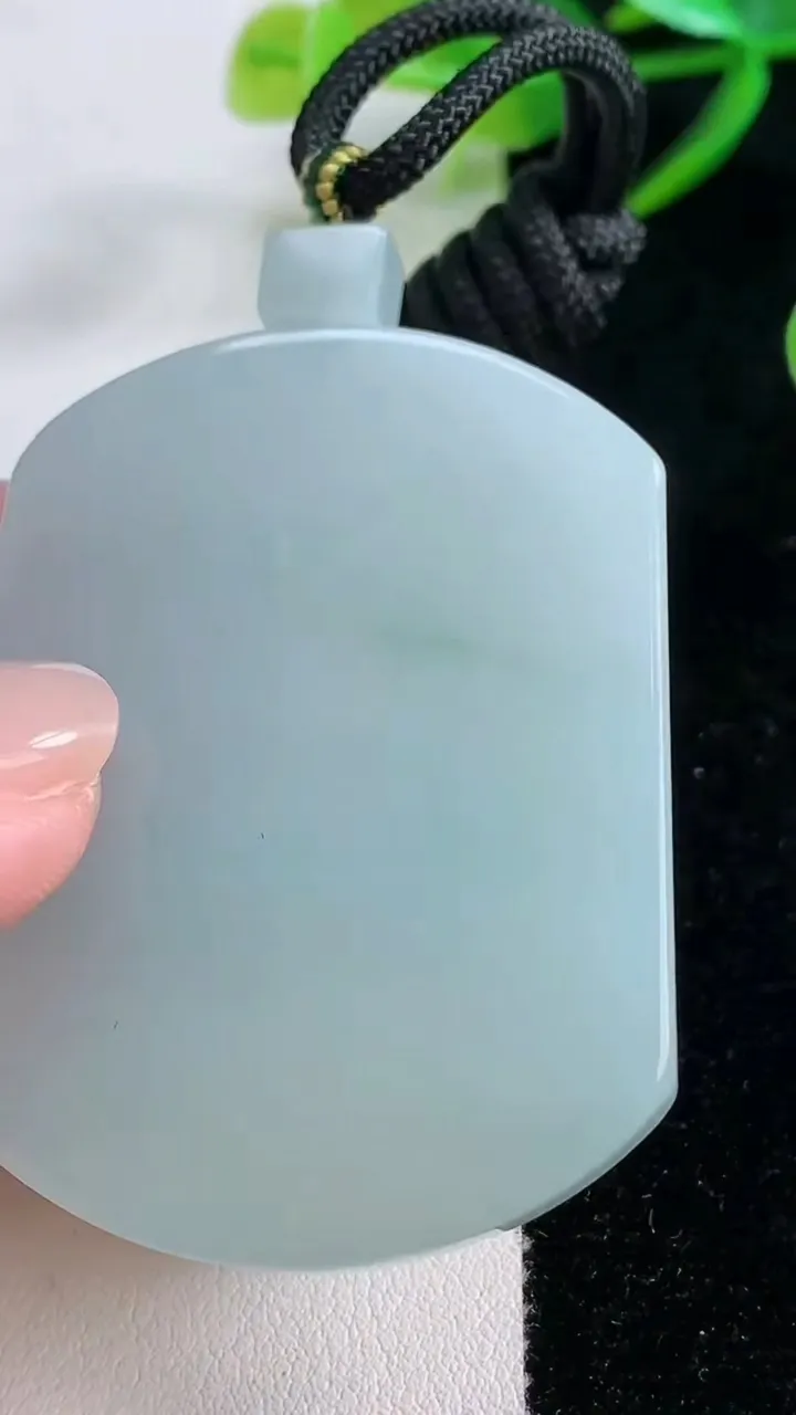 天然A货翡翠无事牌吊坠，尺寸51.3-40.5-5.9，重量:40.11g
11月26日