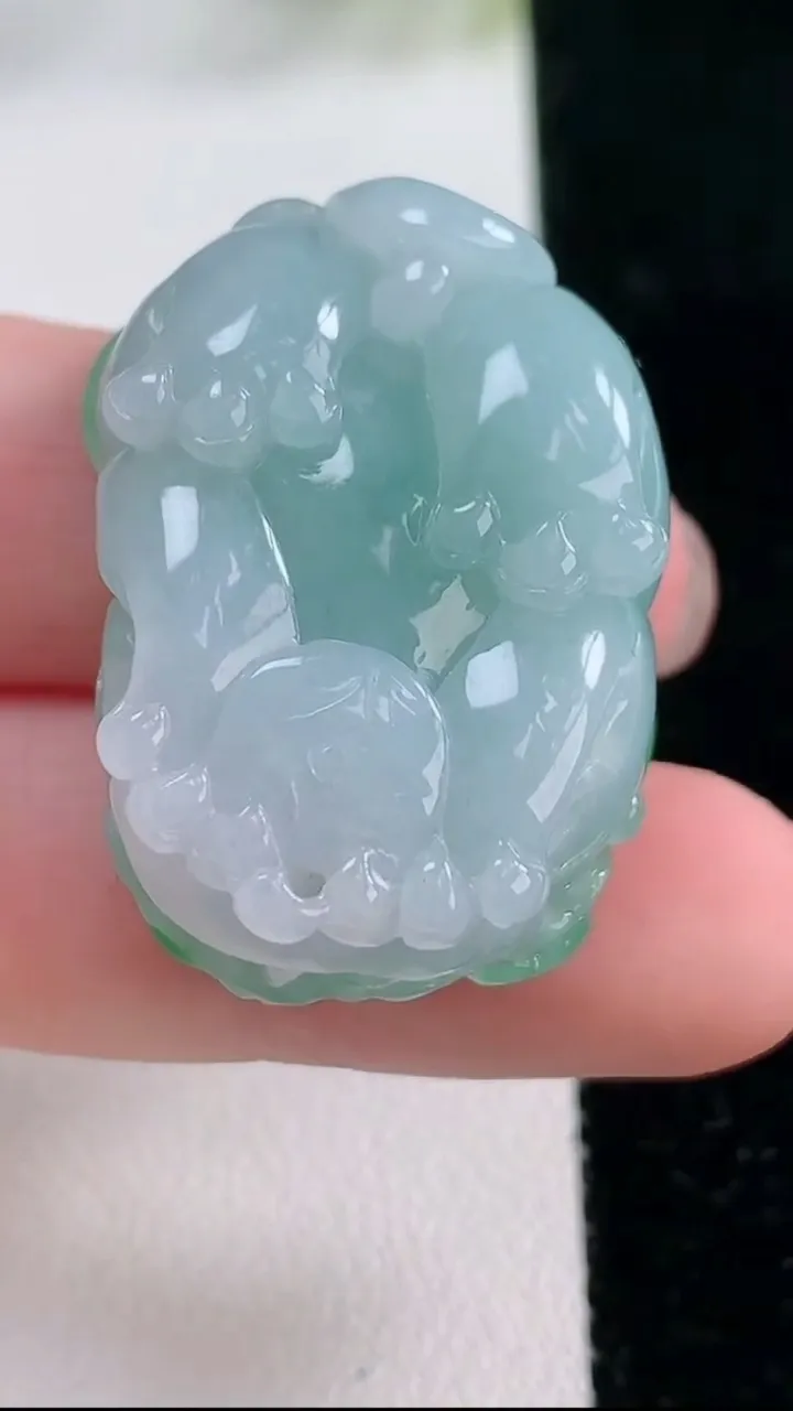 天然A货翡翠貔貅吊坠，尺寸31.7-22.7-14.3，重量:21.46g
11月26日