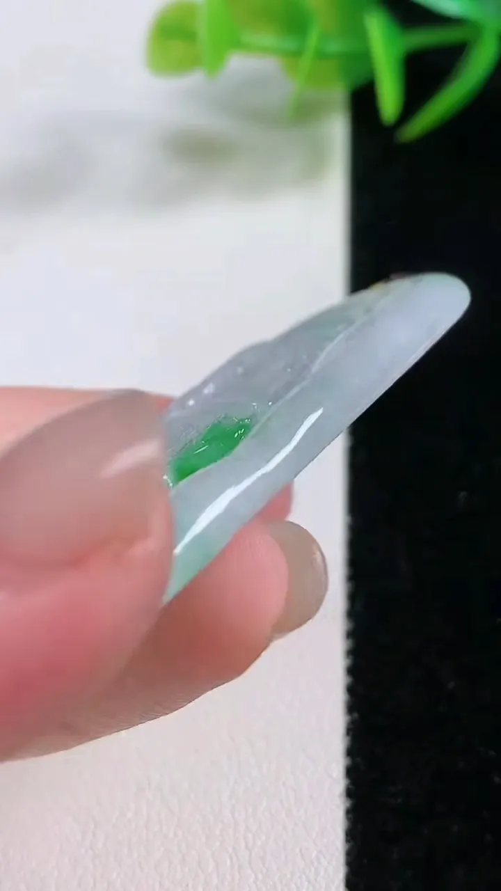 天然A货翡翠不动明王吊坠，尺寸55-34.8-4.5，重量:18.38g
11月26日