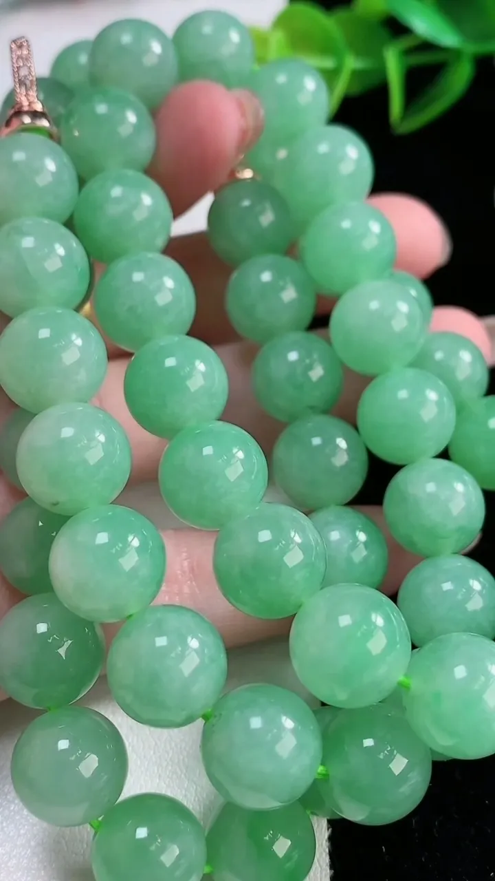 天然A货翡翠圆珠项链，尺寸11.3-54颗，重量:142.28g11月26日
工厂直销收藏佳品,种好水足，色泽均匀，有种有色，上手高大气！