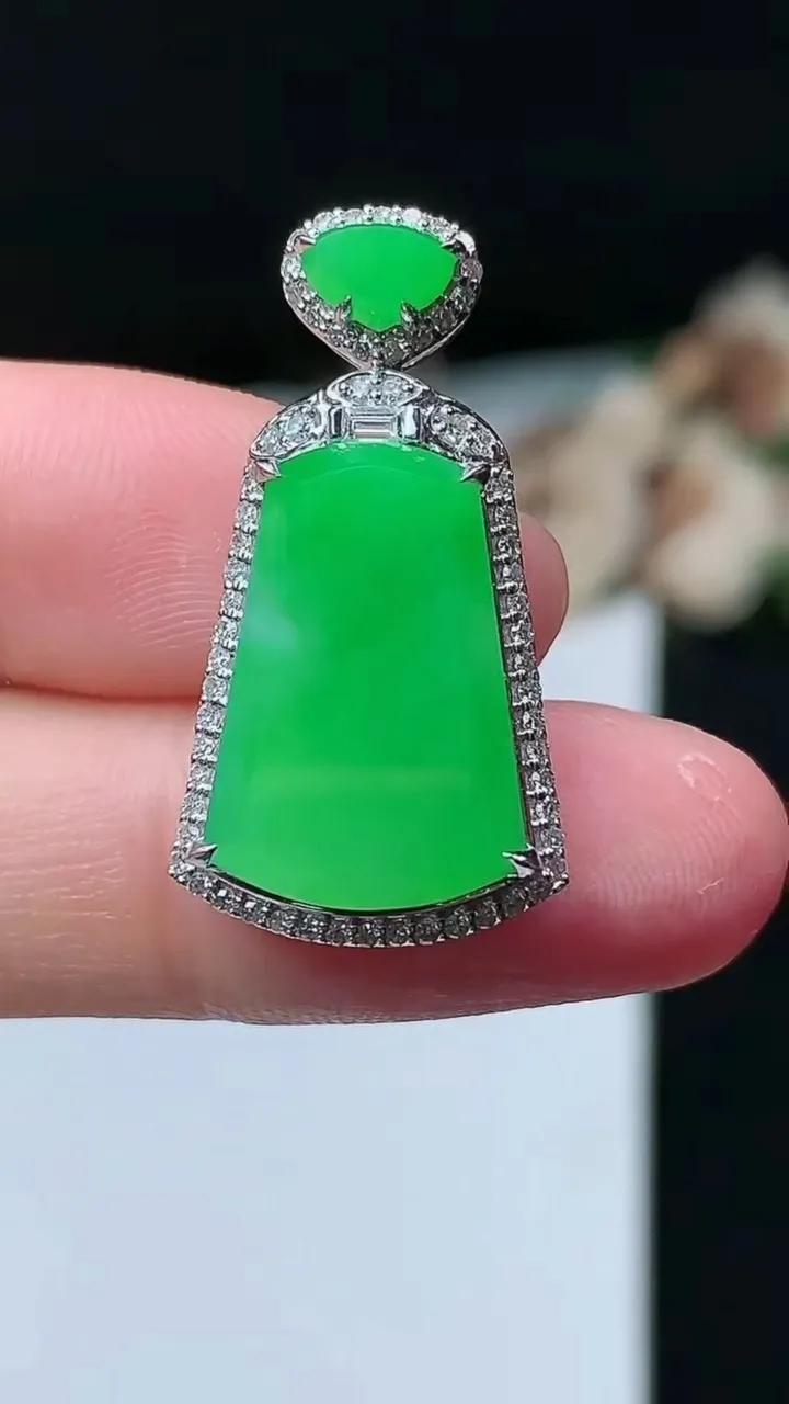 天然A货翡翠无事牌吊坠，尺寸28.3-15-7.2，裸石17.5-11.6，重量:3.96g
11月26日，重量:3.96g