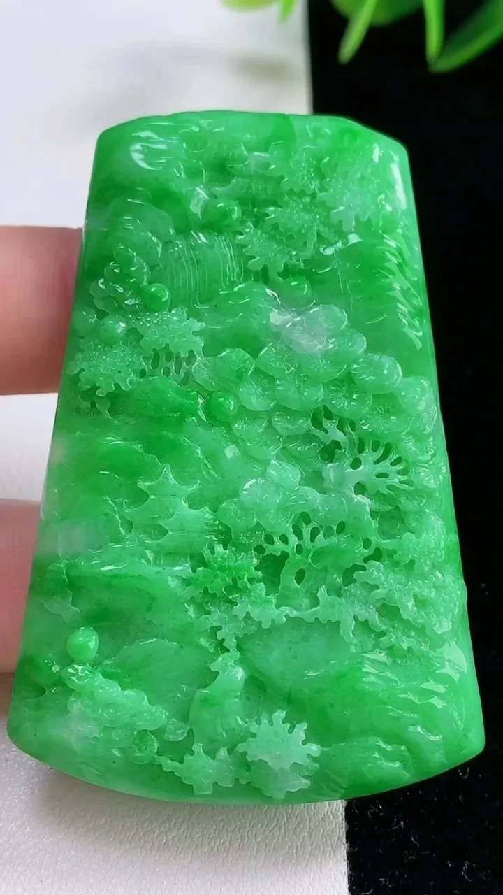 天然A货翡翠山水牌吊坠，尺寸62.4-42-5.3，重量:31.09g
11月26日