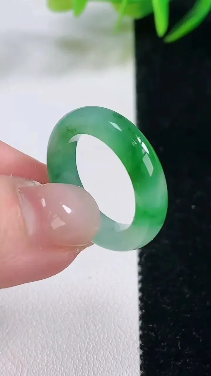 天然A货翡翠指环戒指，尺寸16.6-5-3.6，重量:3.78g2025年11月26日
工厂直销收藏佳品,种好水足，色泽均匀，有种有色，上手高大气！