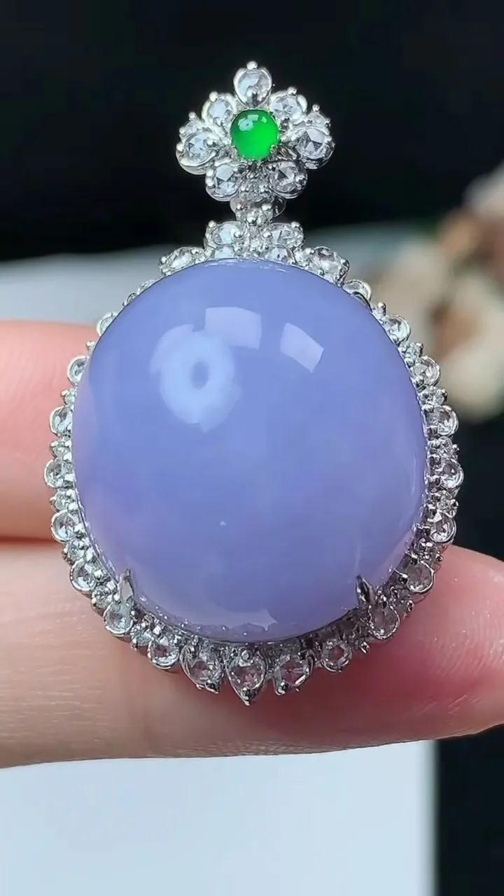 天然A货翡翠k金紫罗兰蛋面吊坠，尺寸37.7-24-17.8，裸石21-19.8，重量:13.68g
11月26日