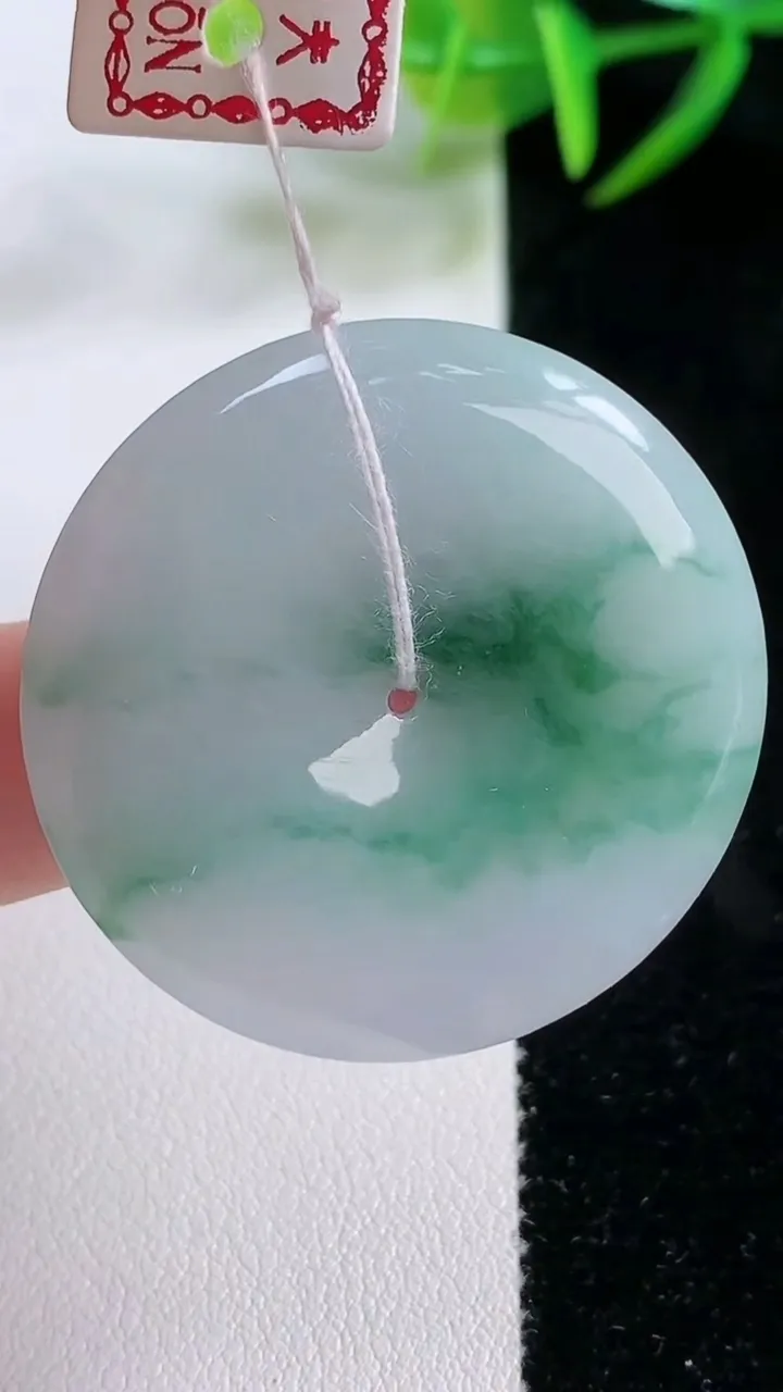 天然A货翡翠飘花平安扣吊坠，尺寸36.8-6，重量:17.82g
11月26日