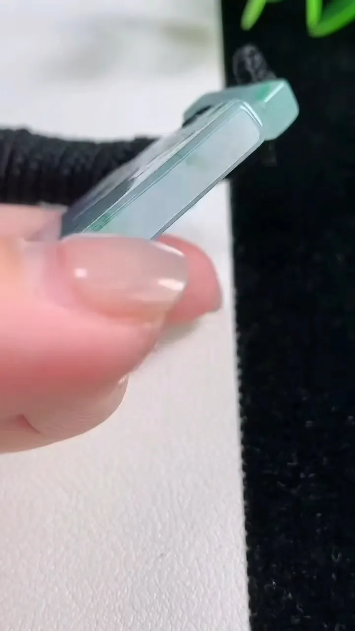 天然A货翡翠紫罗兰飘花仿古无事牌吊坠，尺寸62-34.7-5.1，重量:42.17g
11月26日