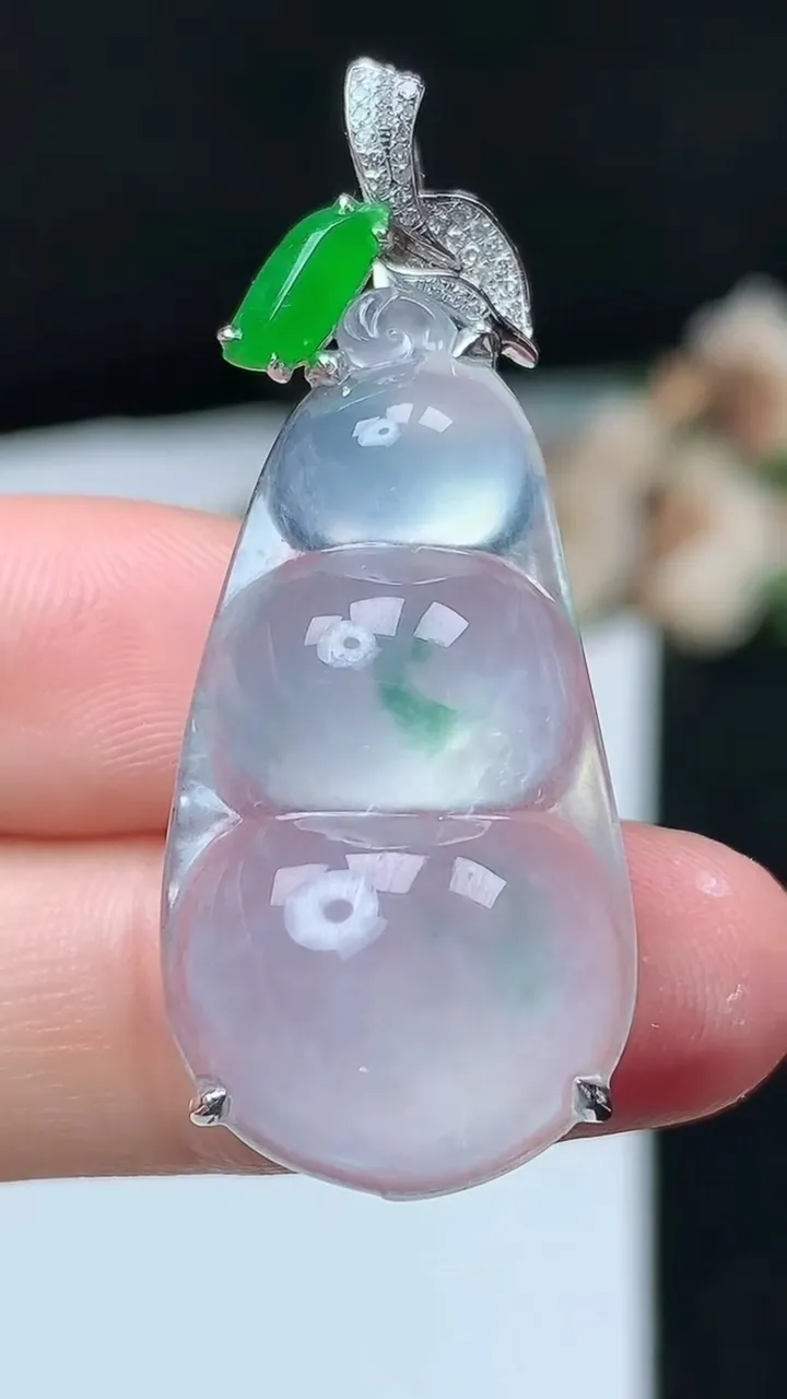 天然A货翡翠福豆吊坠，尺寸32.9-16.8-9.4，重量:6.33g
11月26日