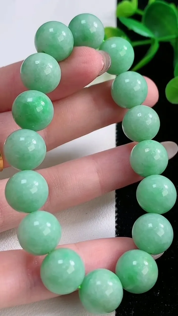 天然A货翡翠圆珠手串，尺寸12-16颗，重量:47.22g11月26日
工厂直销收藏佳品,种好水足，色泽均匀，有种有色，上手高大气！