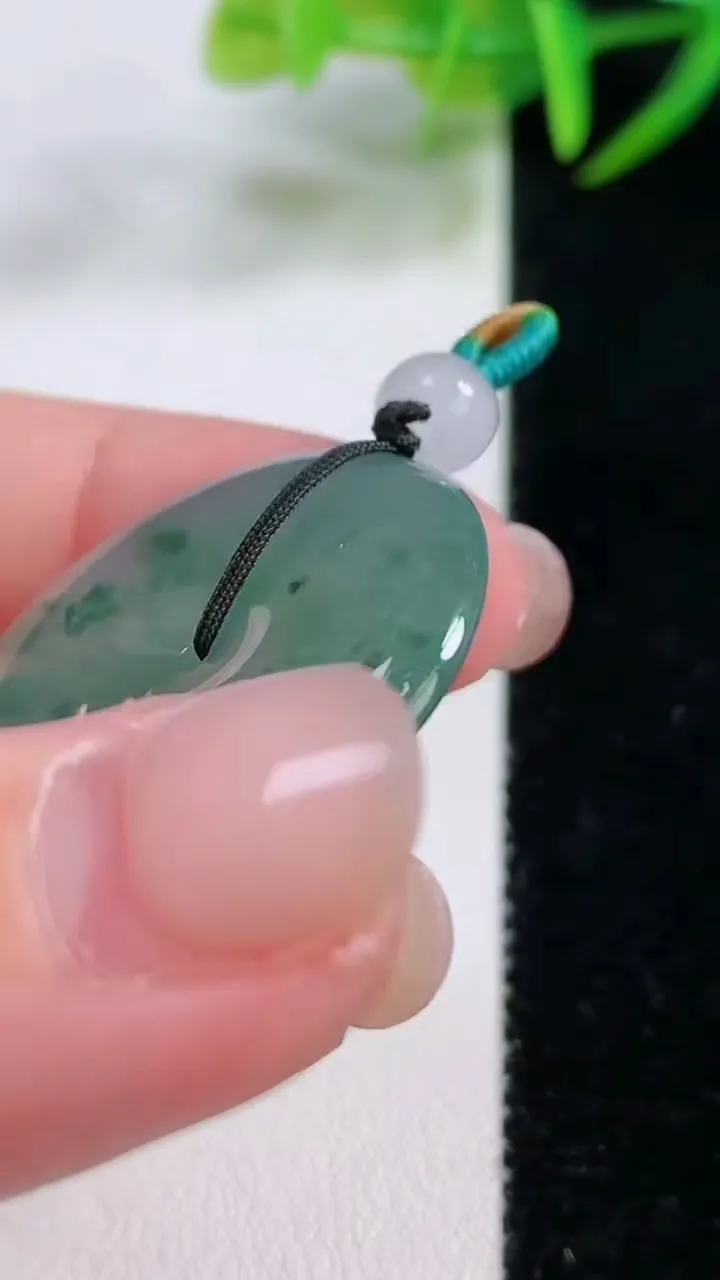 天然A货翡翠冰种飘花平安扣吊坠，尺寸27.5-5.4，重量:10.42g
11月26日