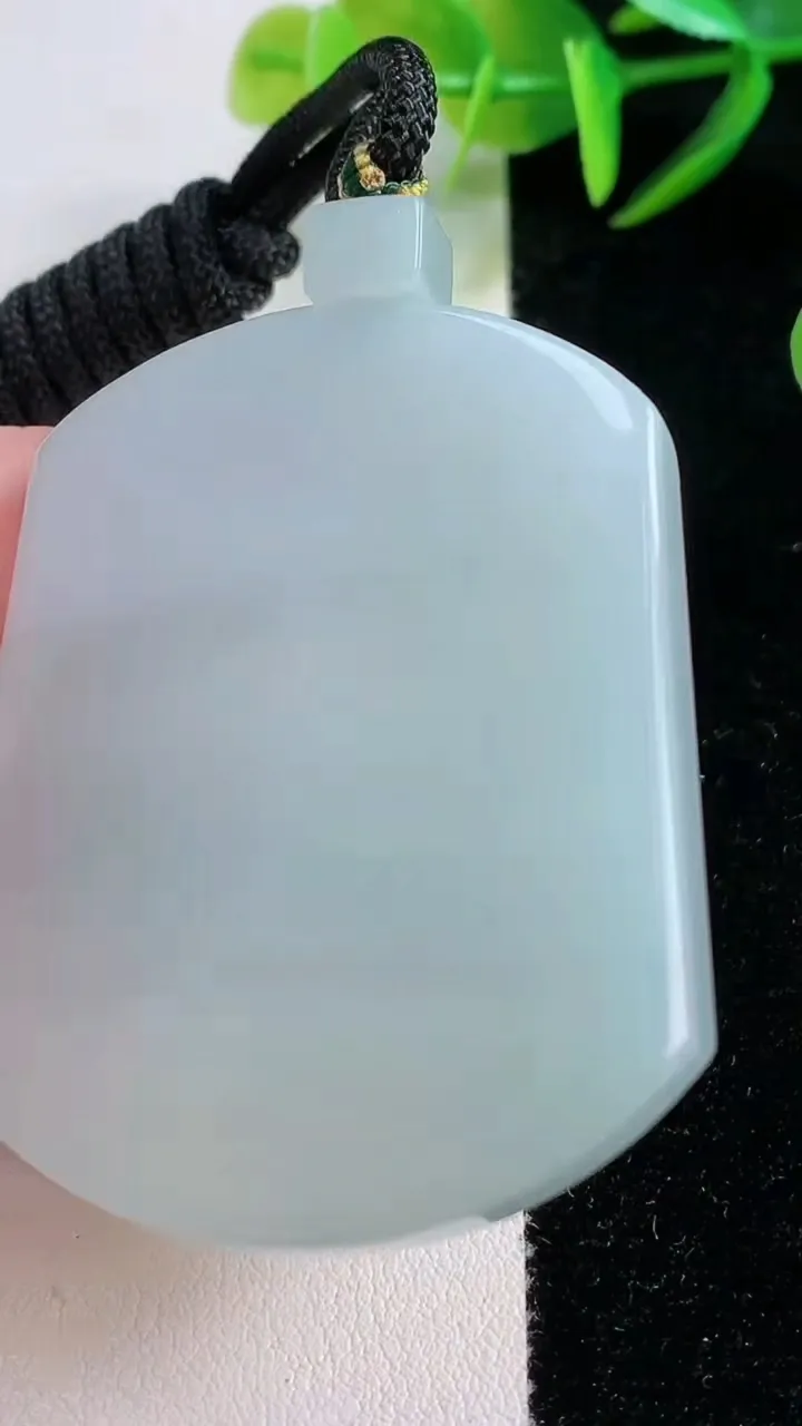 天然A货翡翠无事牌吊坠，尺寸51.3-40.5-5.9，重量:40.11g
11月26日