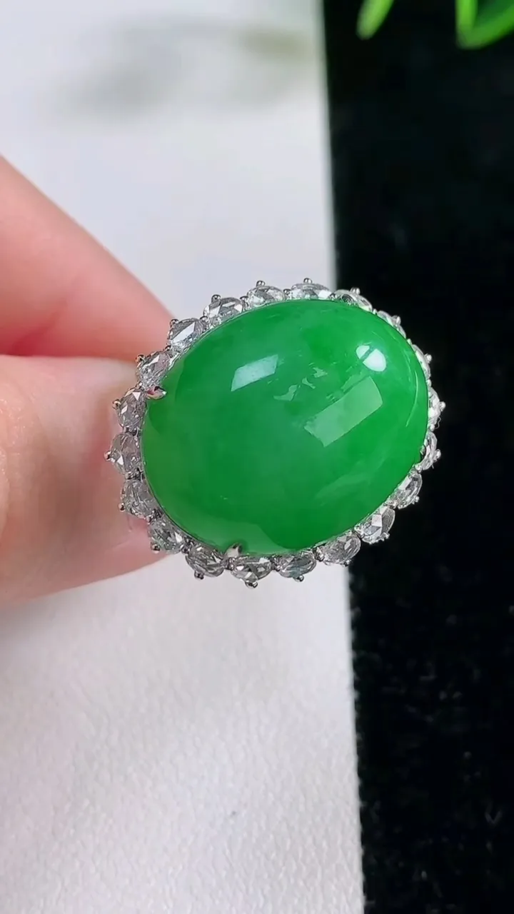 天然A货翡翠蛋面戒指，尺寸18.5-20.8-16.3-12.5，重量:8.16g2025年11月26日
工厂直销收藏佳品,种好水足，色泽均匀，有种有色，上手高大气！