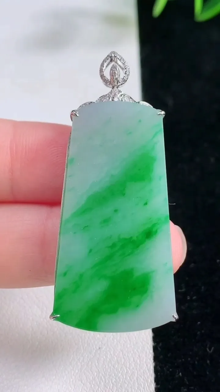 天然A货翡翠无事牌吊坠，尺寸48.6-38.7-20-5.7，重量:9.96g
11月26日