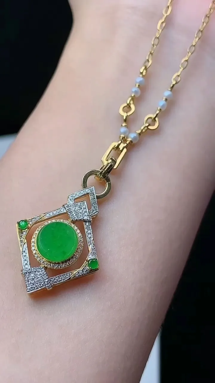 天然A货翡翠无事牌项链，尺寸7.9，重量:7.44g11月26日
工厂直销收藏佳品,种好水足，色泽均