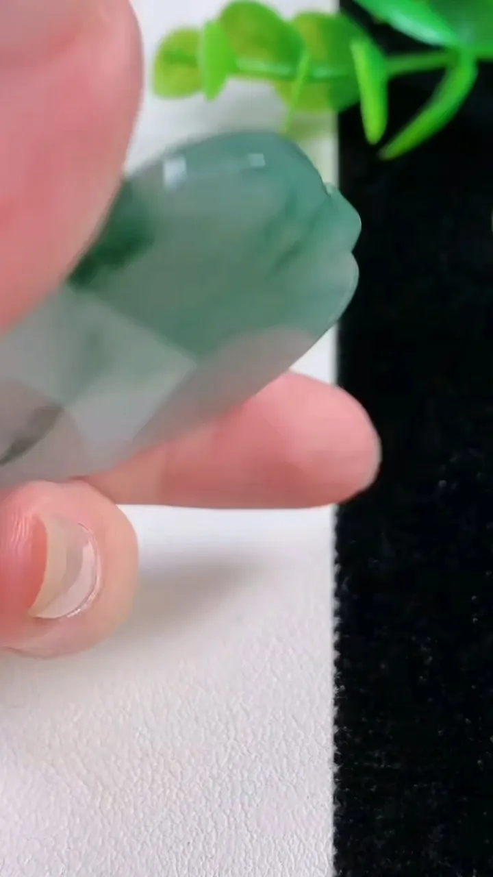 天然A货翡翠飘花财神爷吊坠，尺寸41.7-43.7-5.5，重量:20.13g
11月26日