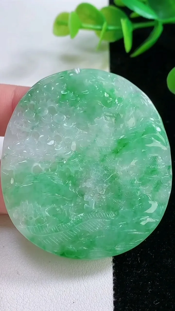 天然A货翡翠山水牌吊坠，尺寸56-49.3-4.8，重量:29.70g
11月26日