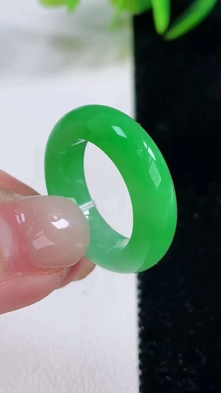 天然A货翡翠指环戒指，尺寸16.5-5.4-3.7，重量:4.85g2025年11月26日
工厂直销