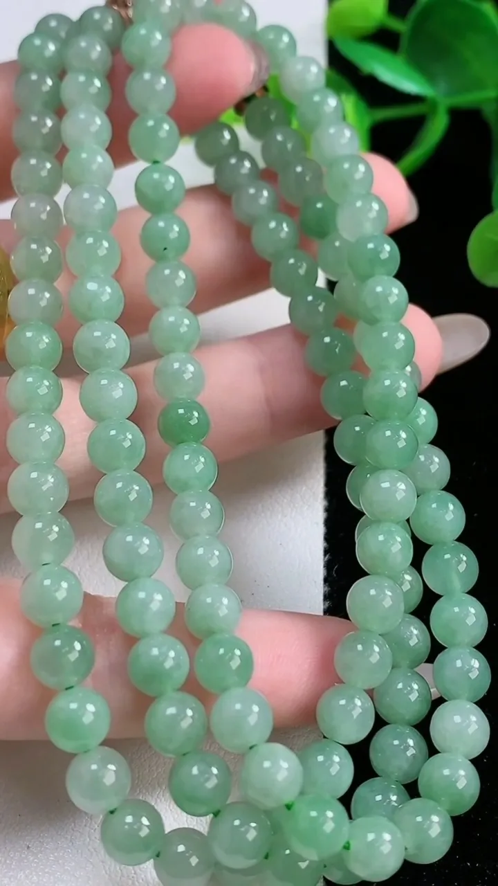 天然A货翡翠圆珠项链，尺寸6-116颗，重量:49.07g
11月26日
