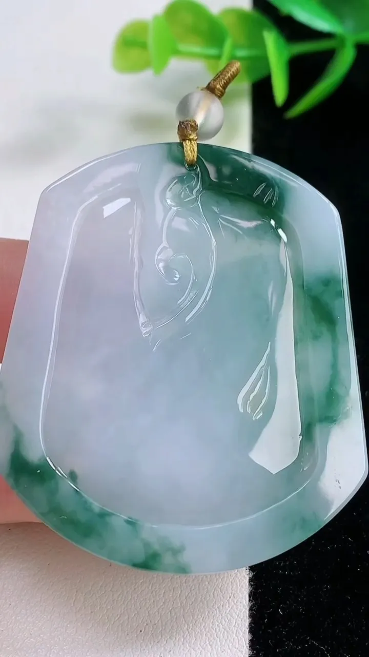 天然A货翡翠飘花生肖兔吊坠，尺寸53-45.9-5.6，重量:28.30g
11月26日