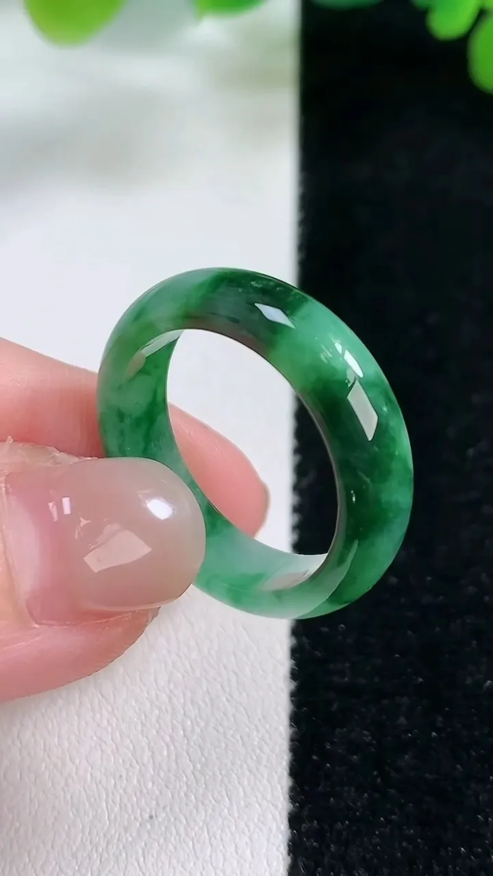 天然A货翡翠指环戒指，尺寸19.3-6.2-3.2，重:3.86g2025年11月26日
工厂直销收藏佳品,种好水足，色泽均匀，有种有色，上手高大气！