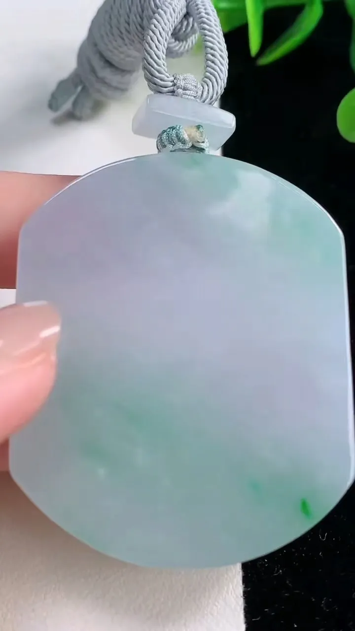 天然A货翡翠无事牌吊坠，尺寸53-43-6.6，重量:47.72g
11月26日