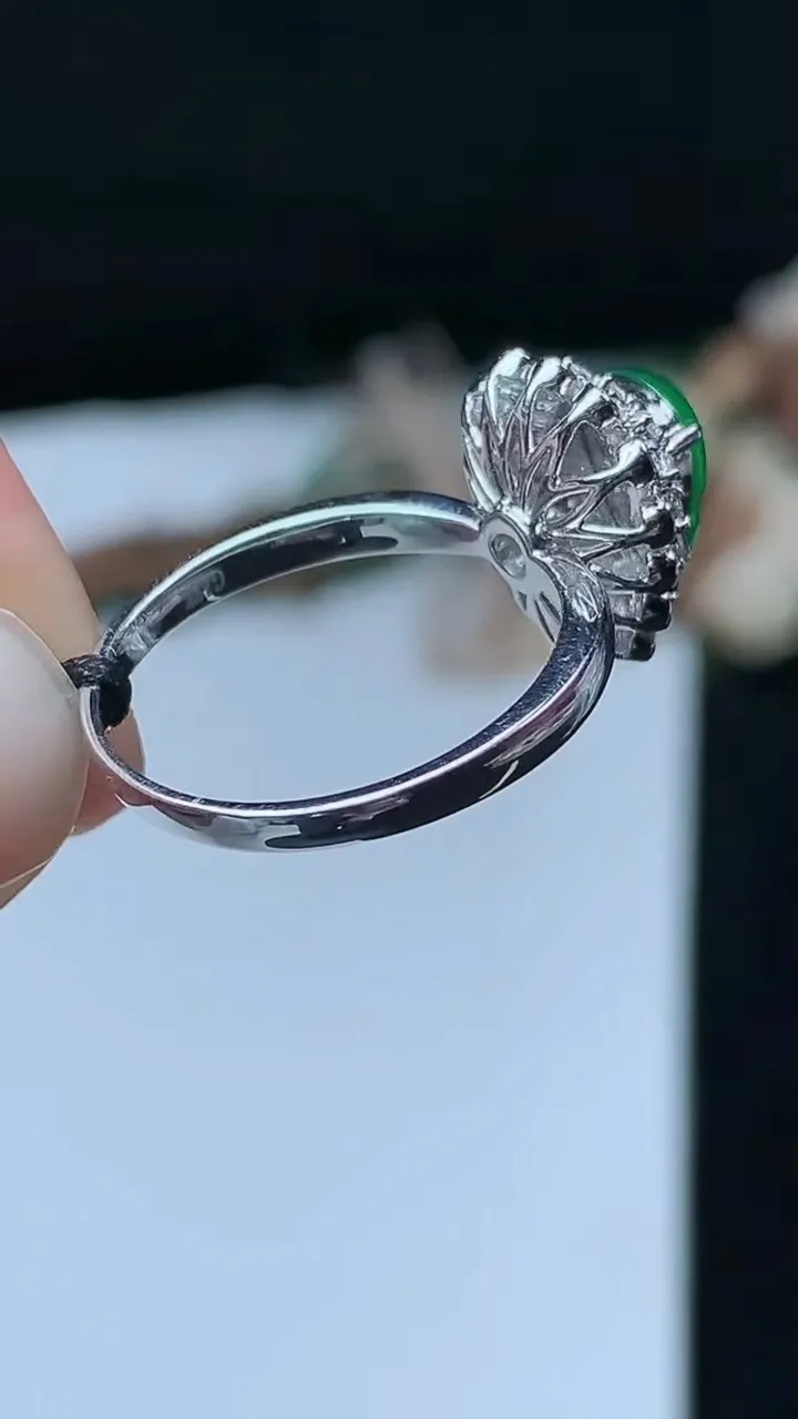 天然A货翡翠葫芦戒指，尺寸17-8.6-6.4，重量:2.56g2025年11月26日
工厂直销收藏佳品,种好水足，色泽均匀，有种有色，上手高大气！