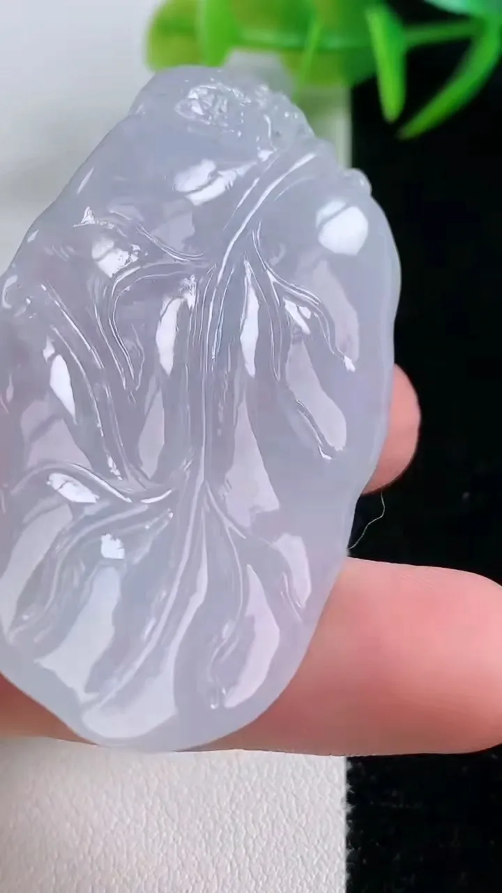 天然A货翡翠紫罗兰金枝玉叶 叶子吊坠，尺寸55.7-32.4-6.7，重量:22.44g
11月26日