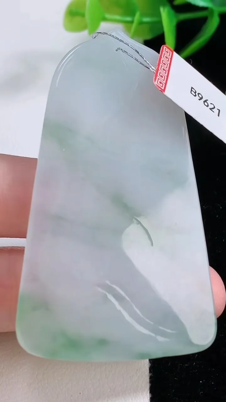 天然A货翡翠大势至菩萨吊坠，尺寸64.3-37.2-5.5，重量:28.43g
11月26日