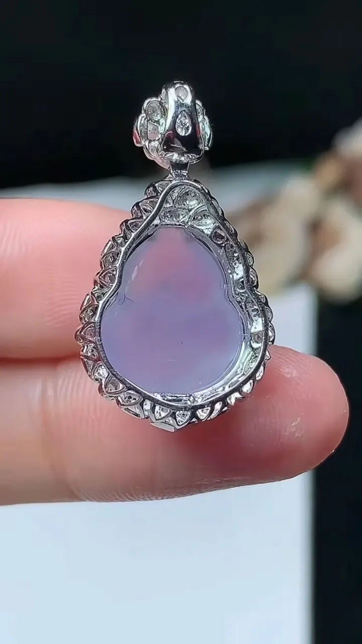 天然A货翡翠紫罗兰葫芦吊坠，尺寸27.3-15.6-8.8，裸石13.9-11.8，重量:3.12g
11月26日1.8，重量:3.12g