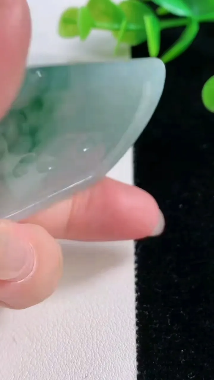 天然A货翡翠冰种飘花虚空藏菩萨吊坠，尺寸53-44-5，重量:25.72g
11月26日