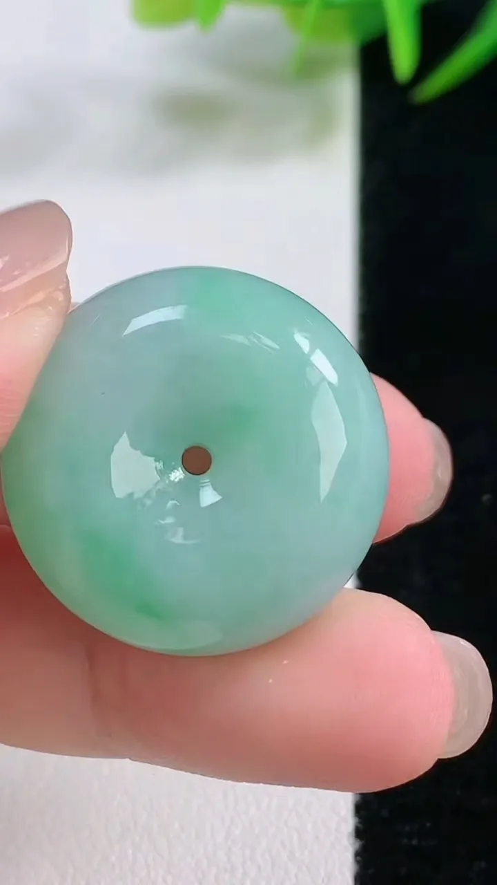 天然A货翡翠平安扣吊坠，尺寸25.5-10.4，重量:14.99g
11月26日